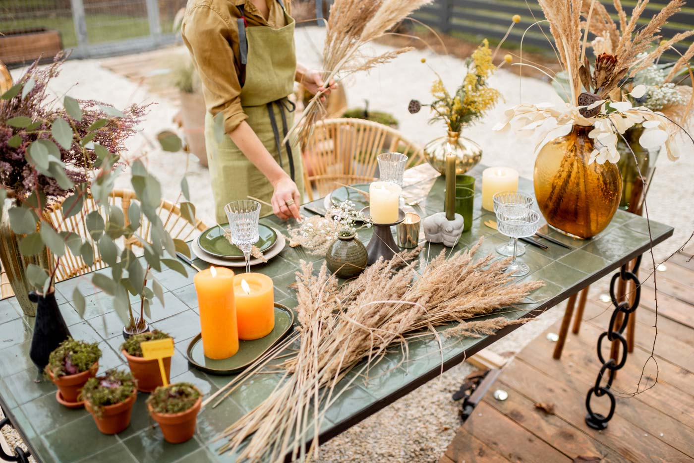 Tavolo da pranzo decoratore femminile in stile naturale all'aperto