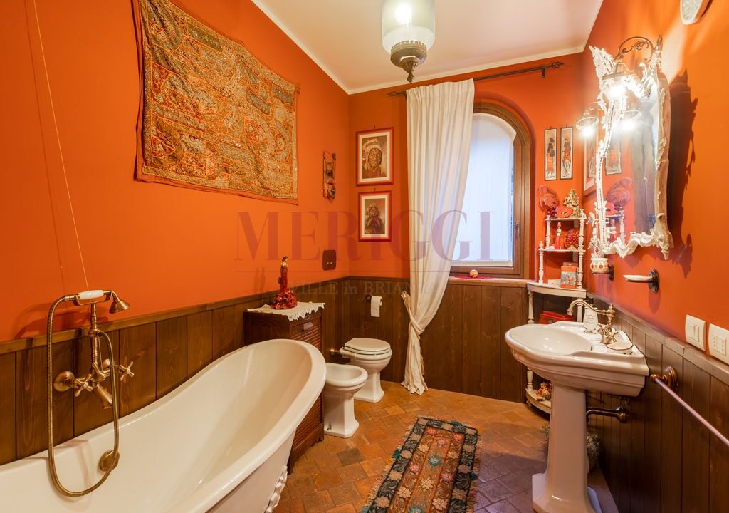 bagno arancio con vasca - villa macherio - meriggi