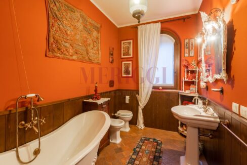 bagno arancio con vasca - villa macherio - meriggi