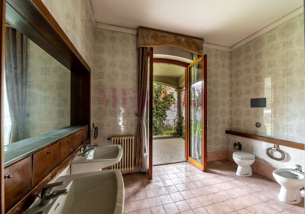 bagno e porticato - villa a seveso - meriggi