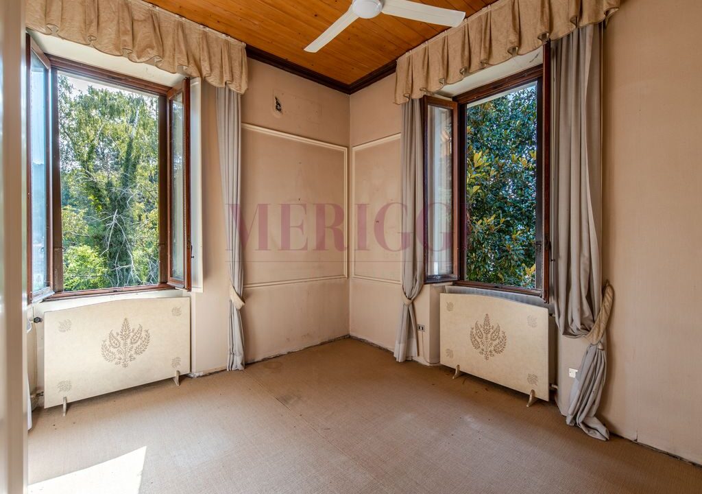 camera da letto con due finestre - villa Oggiono - vendita - Meriggi