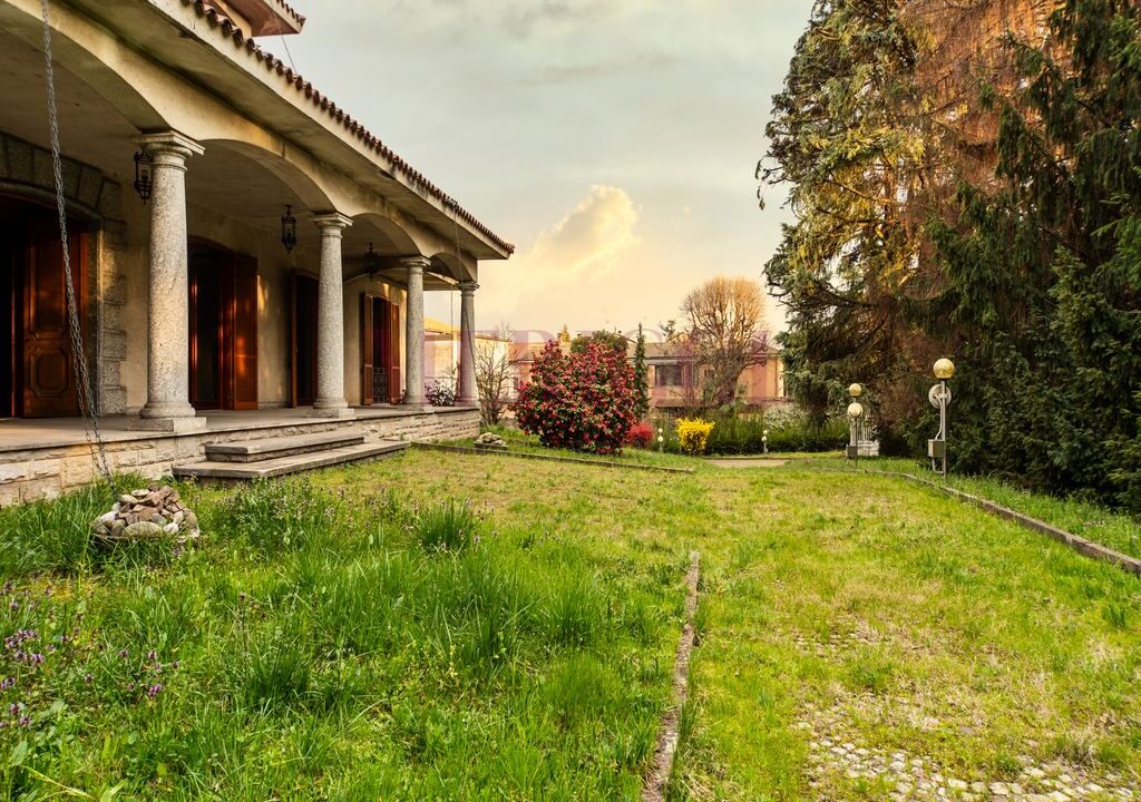 facciata e vialetto ingresso - villa a seveso - meriggi