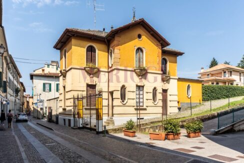 facciata est casa custode - villa Oggiono - vendita - Meriggi