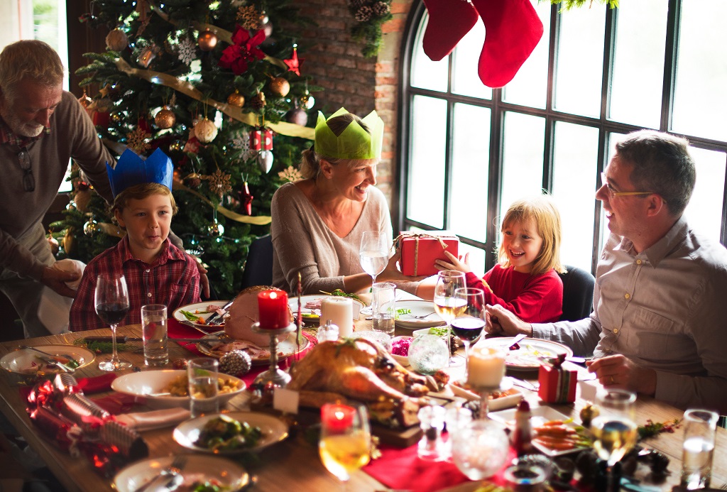 famiglia a Natale intorno al tavolo