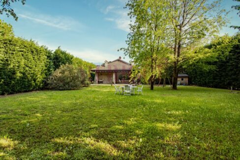 giardino a nord con tavolino e sedie - villa macherio - meriggi