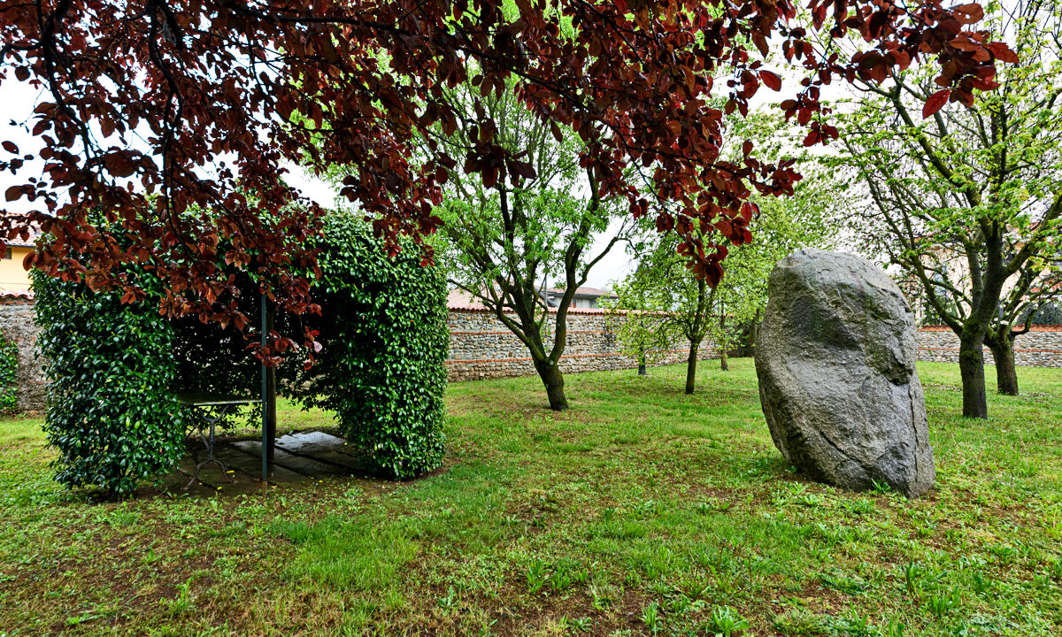 giardino con grande pietra - villa triuggio - meriggi - vendita