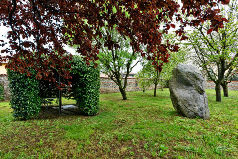giardino con grande pietra - villa triuggio - meriggi - vendita