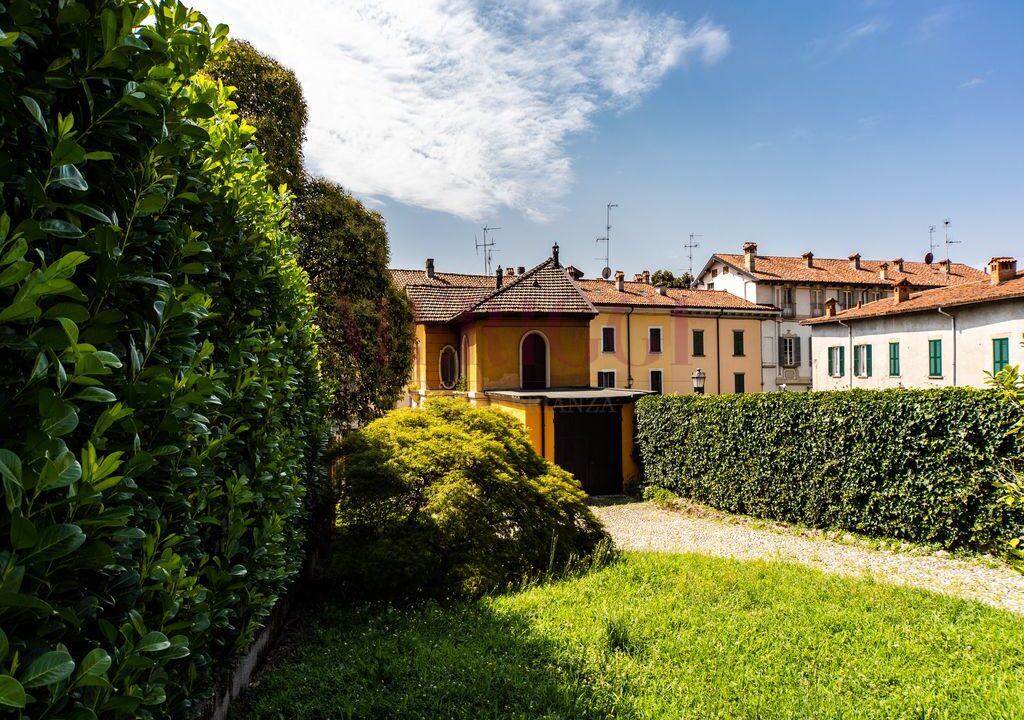 giardino e casa del custode - villa Oggiono - vendita - Meriggi