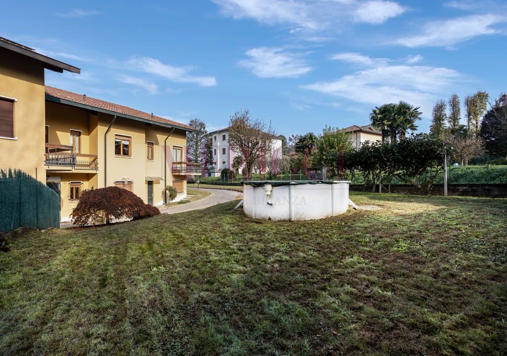 giardino e facciata est - villa missaglia - vendita - meriggi