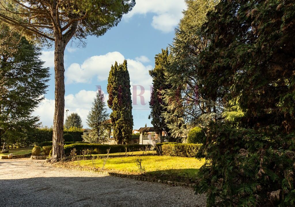 giardino e ingresso - villa epoca Robbiate - Meriggi