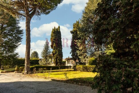 giardino e ingresso - villa epoca Robbiate - Meriggi