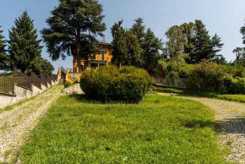 giardino e vialetto accesso - villa Oggiono - vendita - Meriggi