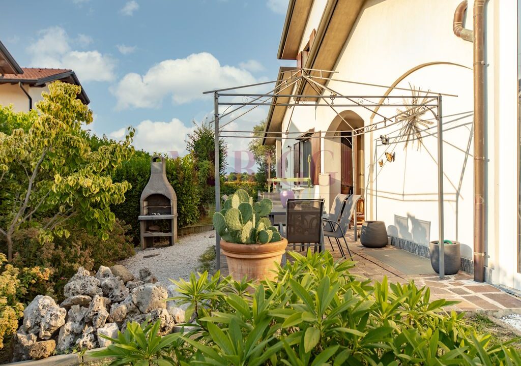 giardino ovest con gazebo - villa lomagna - vendita - meriggi