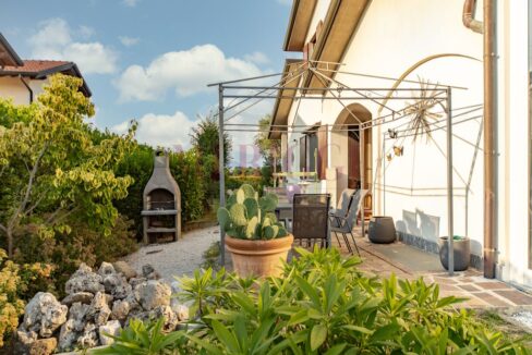 giardino ovest con gazebo - villa lomagna - vendita - meriggi