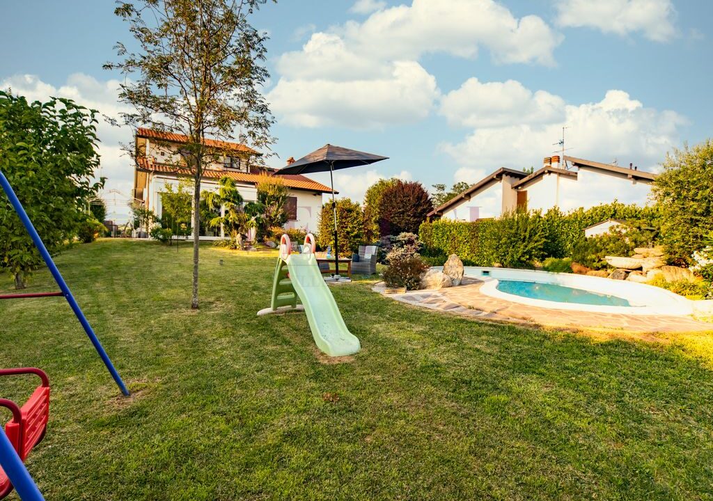 giardino sud e piscina - villa lomagna - vendita - meriggi