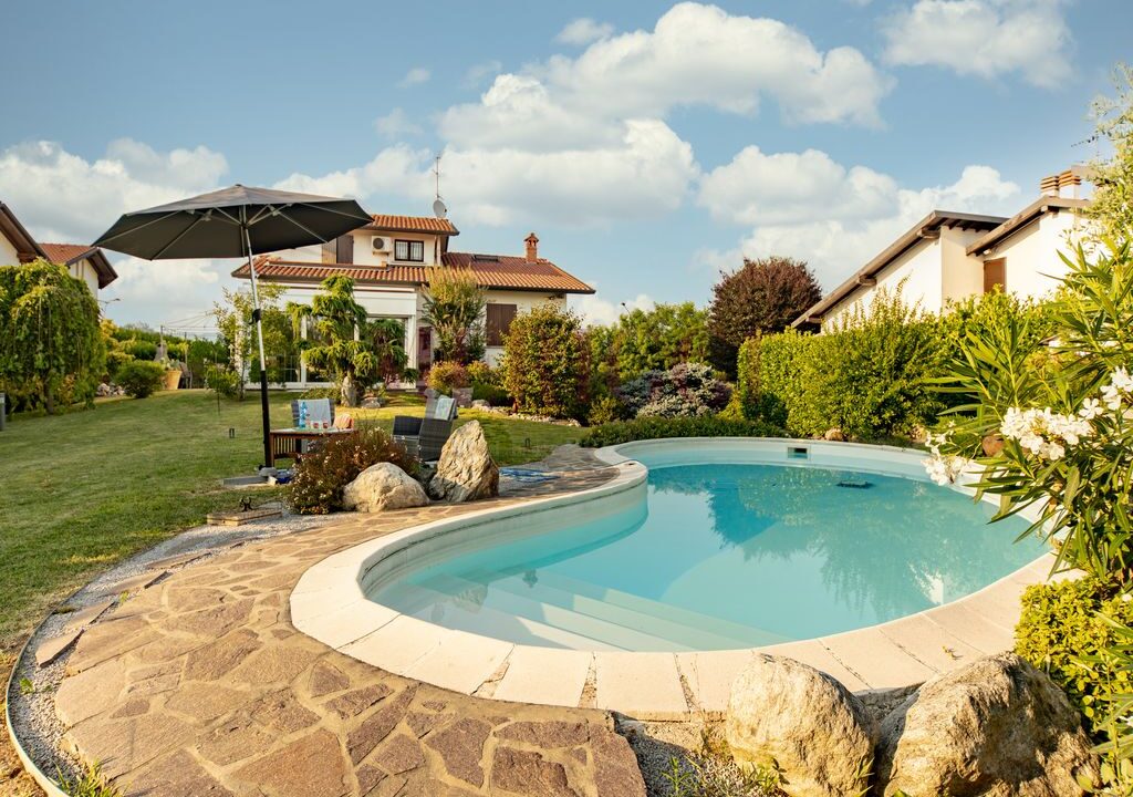 piscina e vista facciata sud - villa lomagna - vendita - meriggi