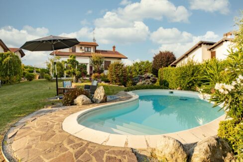 piscina e vista facciata sud - villa lomagna - vendita - meriggi