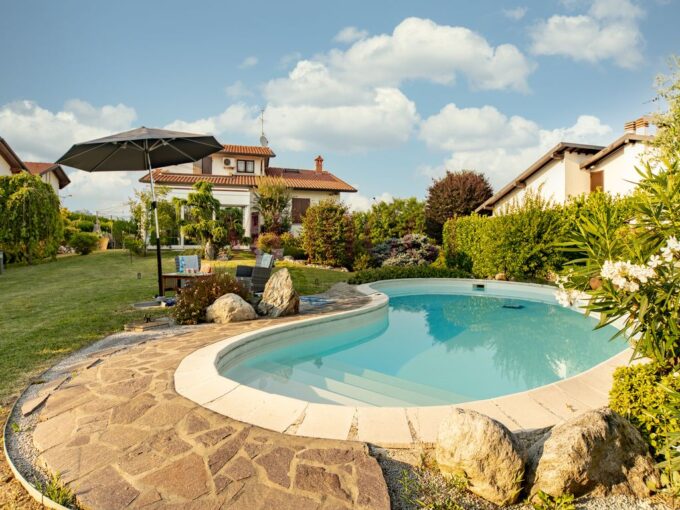 piscina e vista facciata sud - villa lomagna - vendita - meriggi