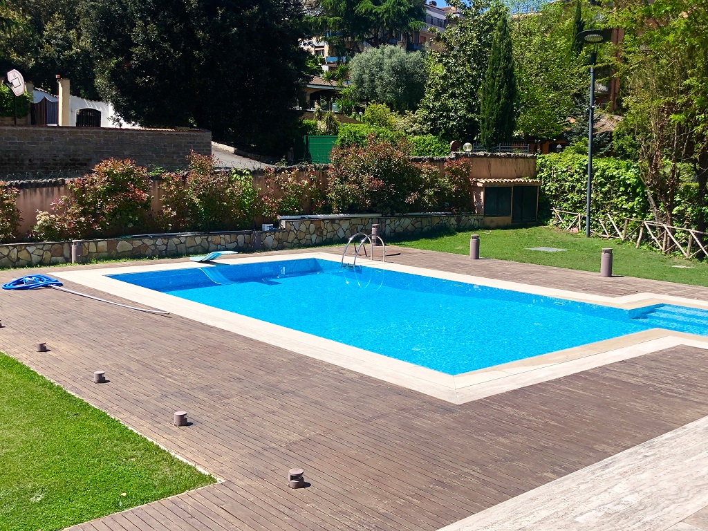 piscina nel giardino di una villa