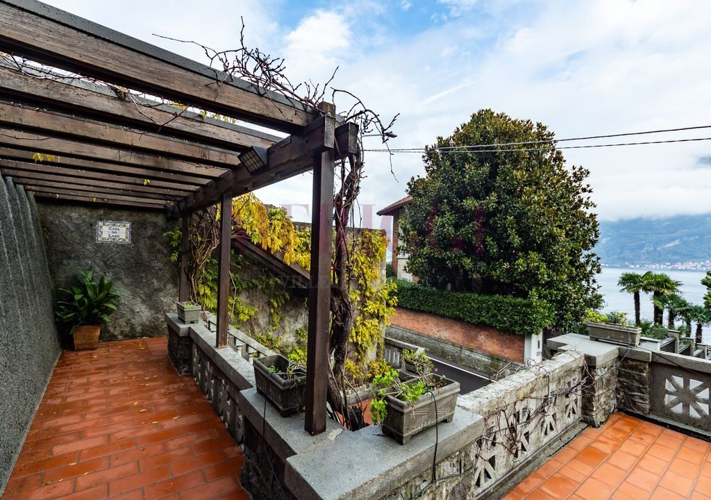 scala e corridoio d'ingresso - villa oliveto lario - vendita - meriggi