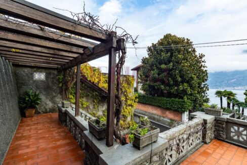 scala e corridoio d'ingresso - villa oliveto lario - vendita - meriggi