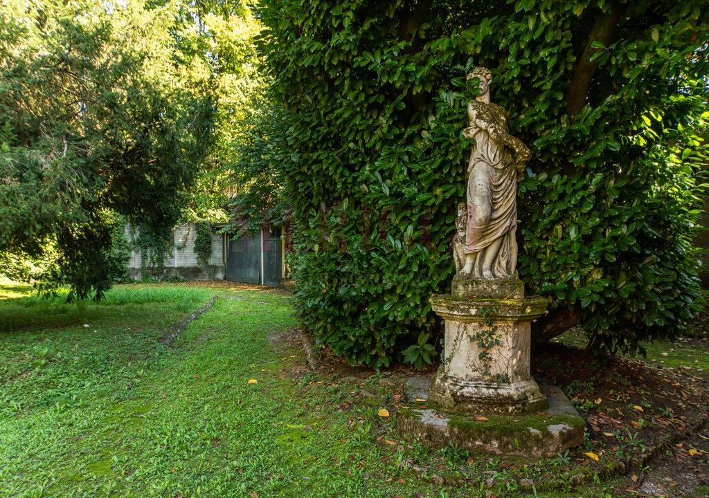 statua e alberi - villa epoca vimercate - meriggi