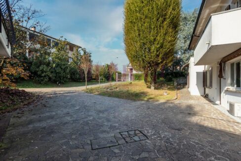 vialetto accesso auto - villa usmate velate - vendita - meriggi