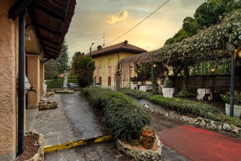 vista fronte stada e pergolato- villa carate brianza - vendita - meriggi