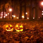 zucche-di-halloween-su-un-prato-di-foglie-secche